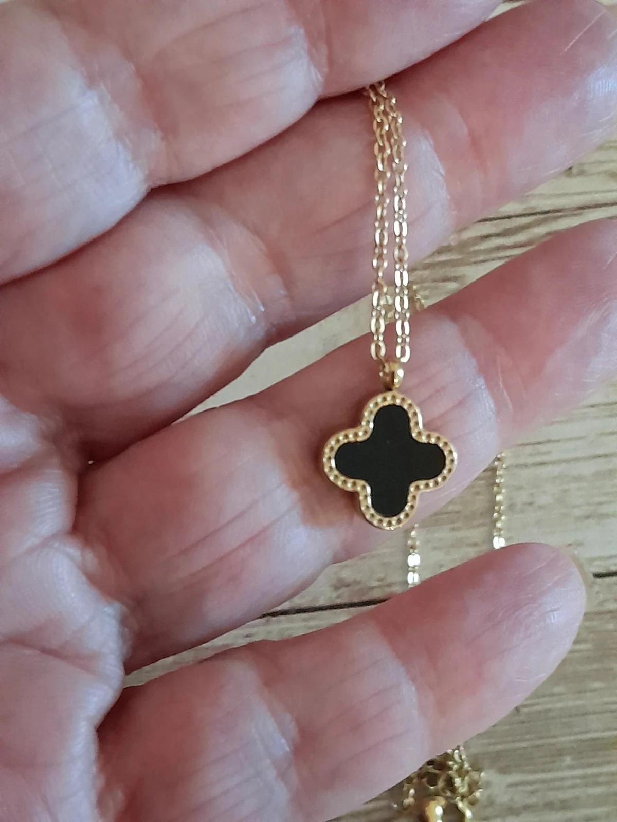 Colar com pingente, trevo de quatro folhas, preto e dourado – photo 2